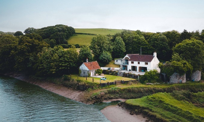 Westleigh Apartment | Riverside Retreat - Luxury Cottages