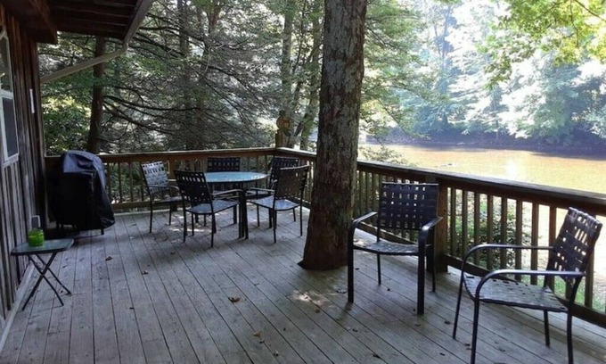 Elkins House | Riverside Retreat