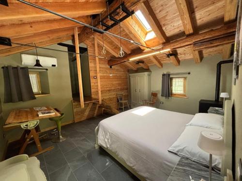 Pontboset House | Riverside room Pierre