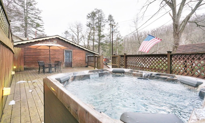 Elkins Cabin | Riverside Suite*HotTub*WiFi*Steps to the River