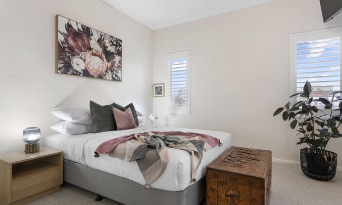 East Perth Apartment | Riverside Suite: Spectacular City Living