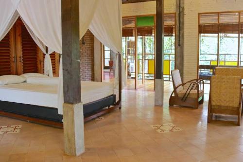 Bangunjiwo Villa | Riverside villa in tropical setting