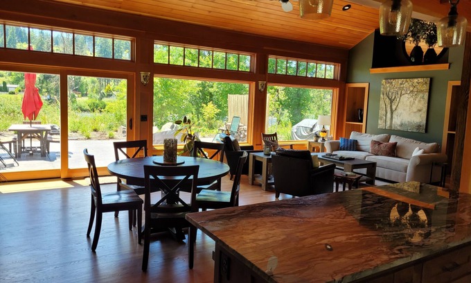 Vida House | RiverSong Main: 3br 2ba River Access, Rock Pool, Creek View, Nature Life