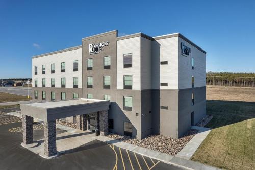Chippewa Falls Hotel | Riverstone Suites by Cobblestone Hotels - Chippewa Falls
