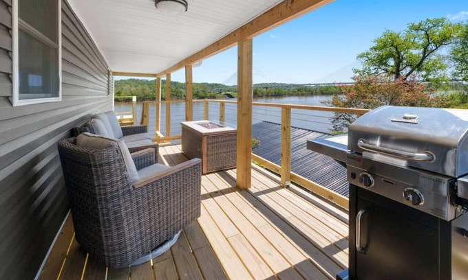 Russell Apartment | RiverSuite3 - The view will ease your mind