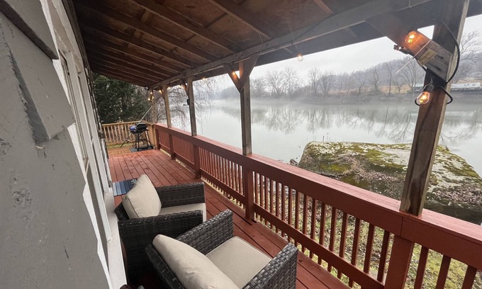 Coal Run Cabin | Riverview Cabin located on waterfront. Pet Friendly! Fishing, relaxing, and fun!