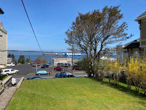 Astoria House | Riverview Downtown Cottage