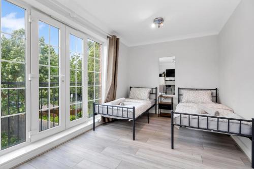 Trinity Apartment | Riverview, studio style room near station R3