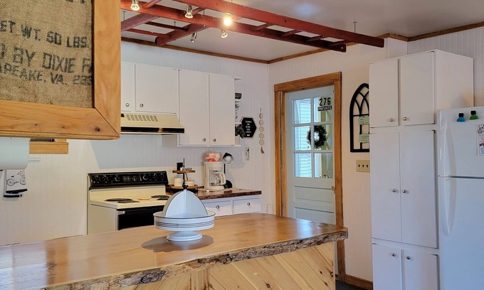 Friendsville Apartment | Riverview Suite