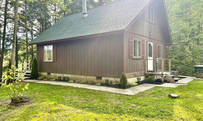 Mayfield Ski Chalet | Riverwalk Chalet: HotTub, Hike & Snowmobile Trails
