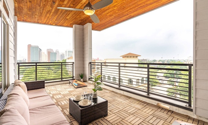 Downtown San Antonio Apartment | RiverWalk PentHouse Oasis Free Parking, Pool, Gym, 2 King Bds, Top floor balcony