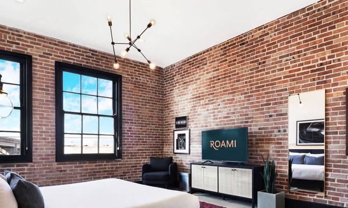 Arts/Warehouse District House | Roami at The Lola | Convention Center | Suite