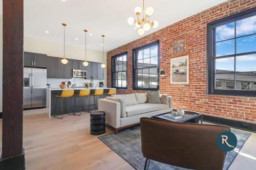 Arts/Warehouse District Apartment | Roami at The Lola Near Bourbon St 3BR #52