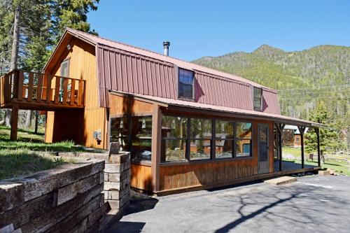 Red River House | Roberts Trappers Lodge - Pet Friendly - WiFi- Trailer Parking - Garage Access - Washer - Dryer - Great Views