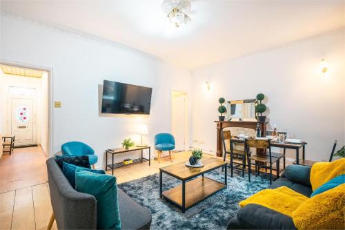 Rochdale House | Rochdale Retreat - Spacious 4-Bed House 8 beds