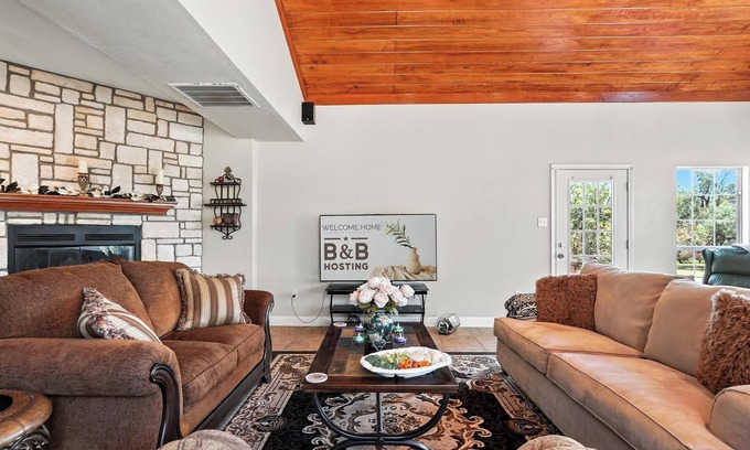 Sweetwater House | Rock Cottage - Charming Texas Country Retreat