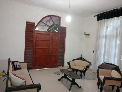 Tennekumbura House | Rock View Bungalow - Home Stay - Kandy