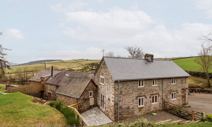 Newcastle-on-Clun Cottage | ROCKHILL FARMHOUSE, pet friendly, with open fire in Clun