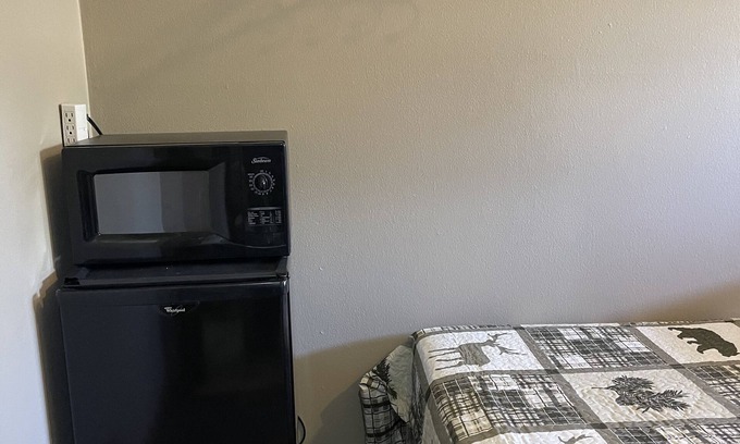 Faulkton House | Rockin' E #2 - clean, updated motel room