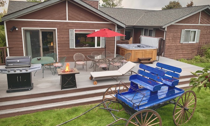 Four Corners House | Rocking H Ranch:10 min to Bozeman Main St./Hot tub/Gameroom/Sleeps 8 in 3 rooms