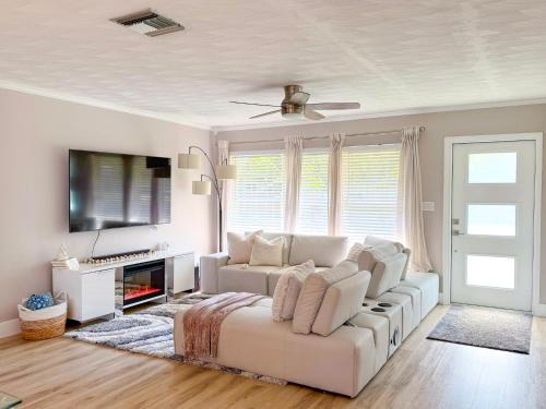 Driftwood House | Rockstar Hideaway Entire Home 2BR 2BA Office Space Guest Room & Outdoor Patio