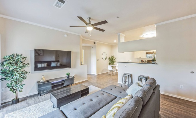 Castle Rock Apartment | Rocky Mountain Haven w/king bed, pool & hot tub