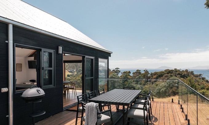 Rocky Hills Cabin | Rocky Ridge - modern lodge capturing sweeping views over Great Oyster Bay