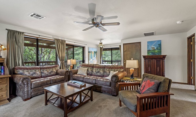 Gold Hill Apartment | Rogue River frontage: 1 BR Guest Unit, pool, dock, fishing, 5 acre park like