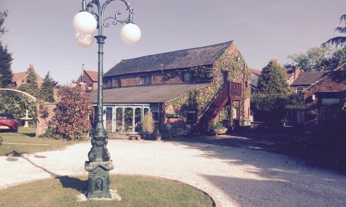Pontefract House | RolandsCroft Guest House