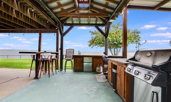 Jasper House | Rollingwood Retreat - Waterfront in Westwood