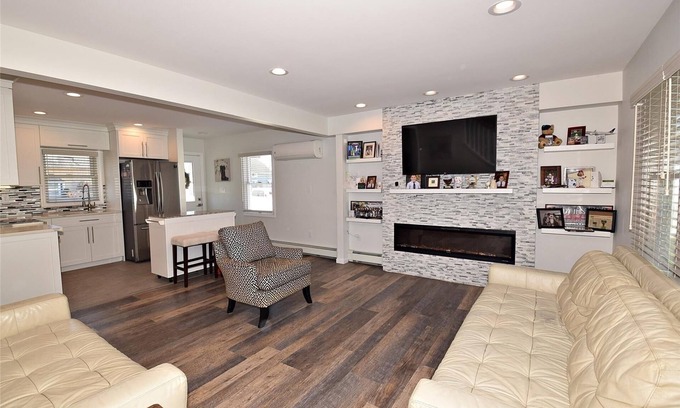 Hicksville House | Romance Vacation Sweet Home
