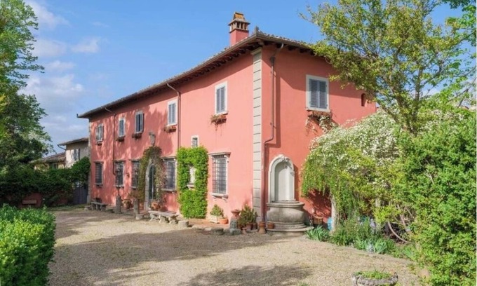 Grassina Bed & Breakfast | Romantic bedroom in +600years old villa, with pool view