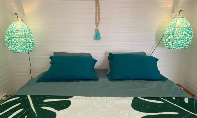 Teahupoo House | Romantic bungalow with stunning views and swimming pool