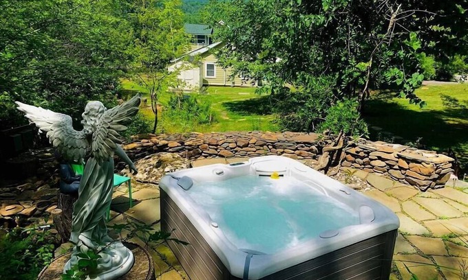Lake Hill House | Romantic Cottage -Amazing Views -Spa -Woodstock NY