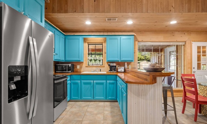 Belmont Cottage | Romantic Cottage + Pond, Firepit & Comfy King Beds with Gated 3 Acres