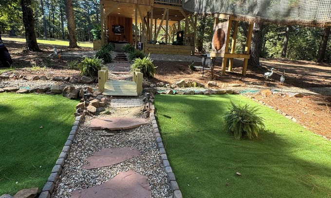 Lonoke Cabin | Romantic couples getaway in the treetops.