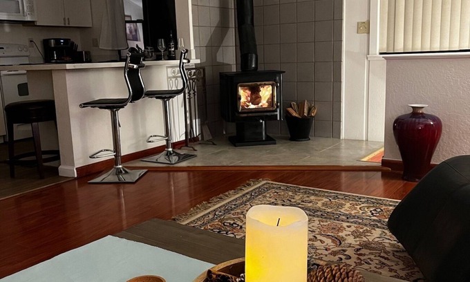 Los Gatos Apartment | Romantic Getaway at the Redwood Retreat