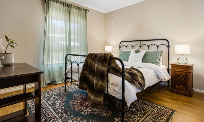 Mount Camel House | Romantic Heathcote Winery Stay & Olive Grove