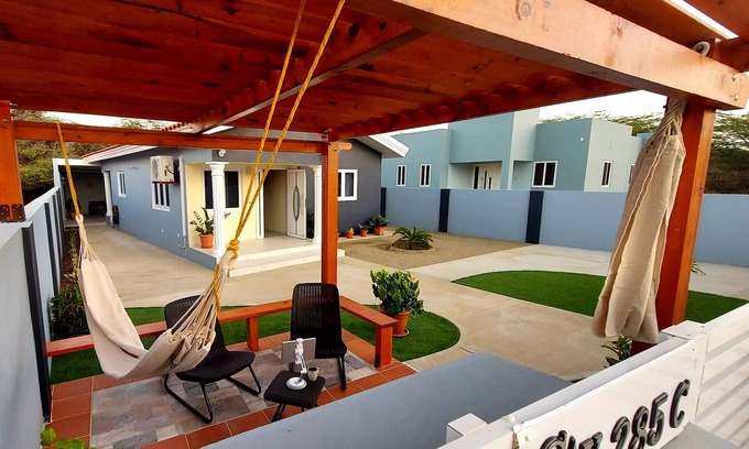 De Bruynewijk House | Romantic House with Spacious Hot Tub Spa, Family/Pet friendly and Free Parking