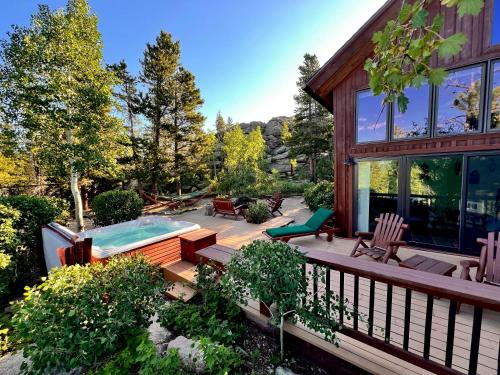 Black Hawk House | Romantic Mountain Cabin for 2