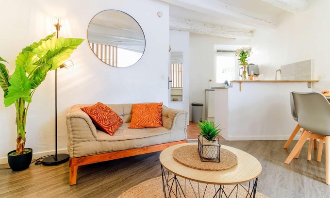 Bormes-Les-Mimosas Apartment | Romantic Nest in Bormes By SELECTsoHOME