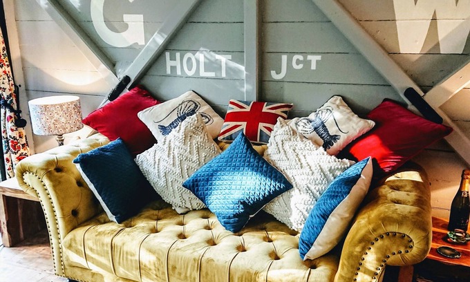 Cadgwith Cabin | Romantic Railway Carriage in 2 acres! By coast path, short walk to beach/pub 😎
