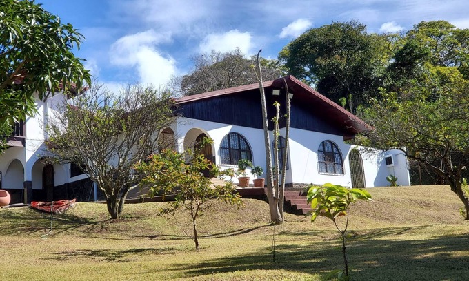Roble House | Romantic Rustic Villa in the Mountains 30 Minutes from The airport .