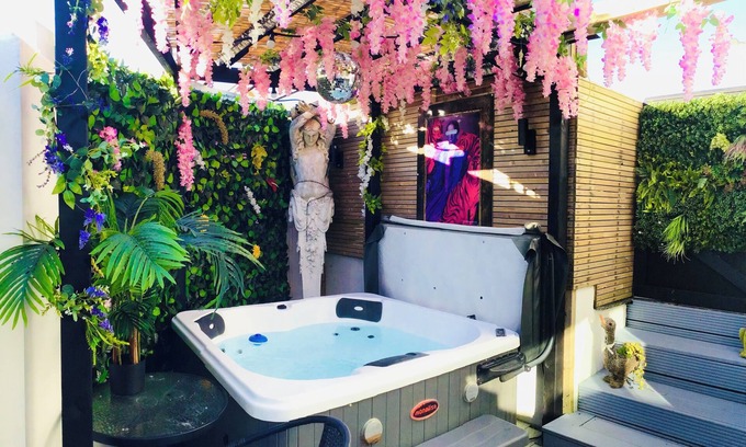 Woodingdean Apartment | Romantic Secret Garden Retreat