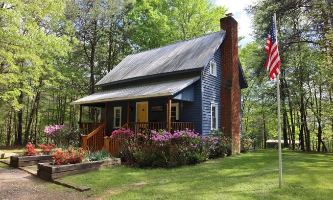 Tigerville House | Romantic, Secluded Historic Cottage on 5 Acres 30 mins to TIEC