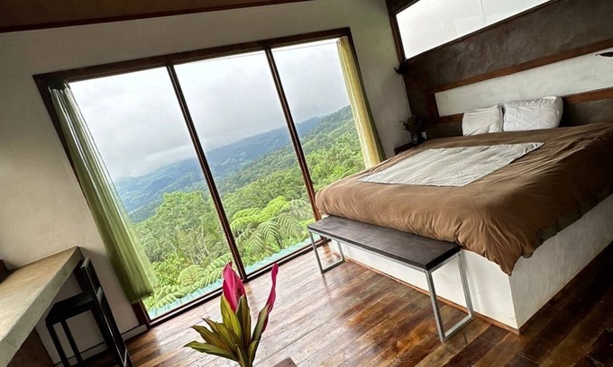 San Isidro de El General Apartment | Romantic Studio Retreat with Breathtaking Ocean & Mountain Scenery
