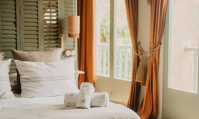 Ripoll Cottage | Romantic Suite with magnificent views and fireplace