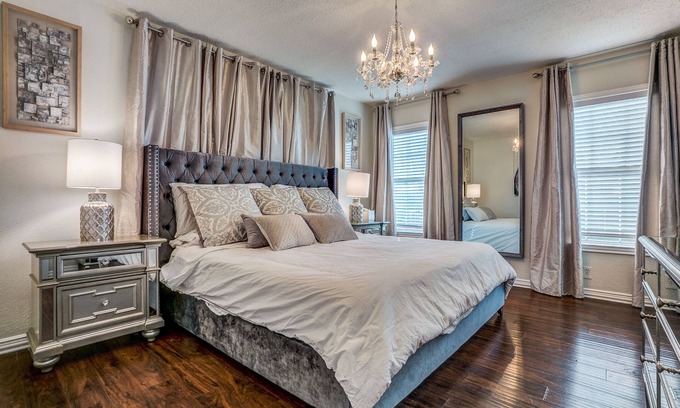 Dallas House | Romantic Super glam, Pet friendly, Perfect location!