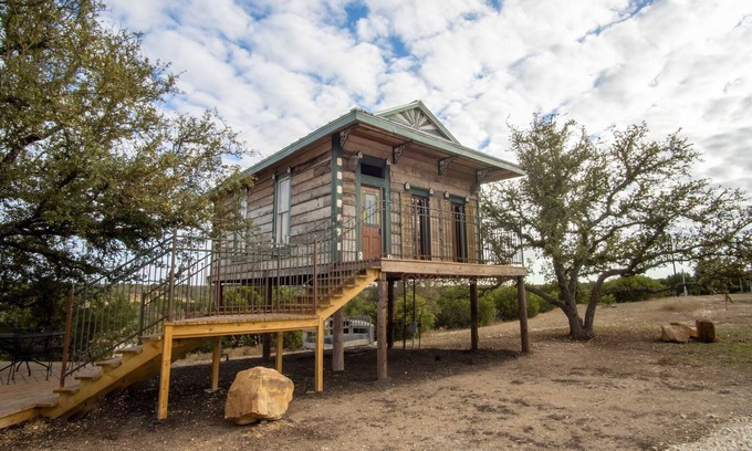 Lampasas Cabin | Romantic Treehouse Near Lake Buchanan