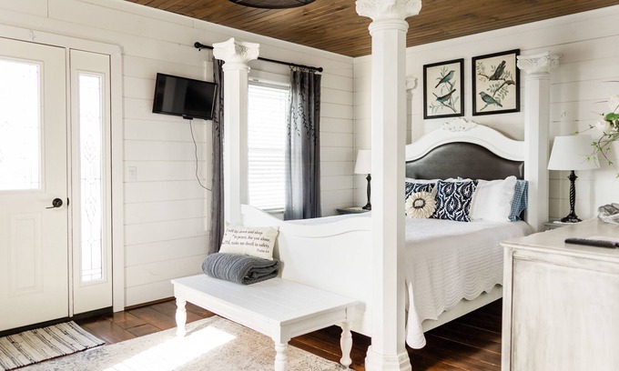 Walnut Creek Cottage | Romantic Vista Cottage - Walnut Creek, walking distance to restaurants, shops.